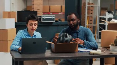 Sipariş dağıtımı ve lojistiği planlayan çeşitli girişimciler, ambalaj ve nakliyat üzerinde çalışıyorlar. Erkek ve kadın ürünleri dağıtıyor ve kalite kontrolü yapıyor, depo raf yönetimi.