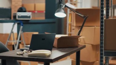 Depo odası ve ofis karton kutularla dolu. Ürünleri nakletmek ve kalite kontrol yönetimi üzerinde çalışmak için kullanılan yer. Raflara, raflara, raflara, lojistiğe konulan ticari mallar.