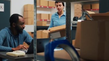 Karton kutularda paketlenmiş ürünlerin kalitesini kontrol eden erkek ve kadın müşterilere gönderme emri veriyor. Ticari mal ve iş geliştirme üzerinde çalışan girişimci takımı.