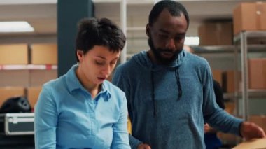 Mal sahiplerinden oluşan bir ekip kutudan sipariş aldıktan sonra beşlik işareti yapıyor, ürünleri depodan nakliye için hazırlıyorlar. Genç girişimciler tedarik zincirini kontrol edip mal satıyorlar. El kamerasıyla..