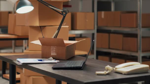 オフィススペースやラックや棚 商品や製品に使用されるストレージルームと空の倉庫 お客様に商品を出荷するための事業開発 株式包装流通 — ストック動画