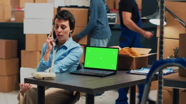 Zakelijke Eigenaar Chatten Vaste Lijn Telefoongesprek Met Greenscreen Laptop Met — Stockvideo
