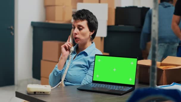 Kobieta Rozmawiająca Przez Telefon Stacjonarny Zielonym Ekranem Laptopie Używająca Telefonu — Wideo stockowe