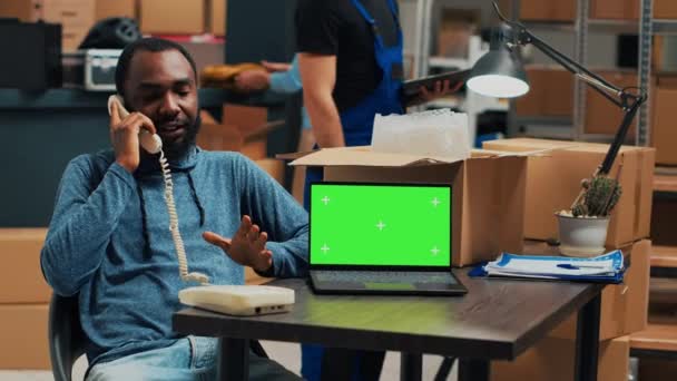 Genç Bir Ofis Çalışanı Telefonuna Cevap Veriyor Dizüstü Bilgisayarında Yeşil — Stok video