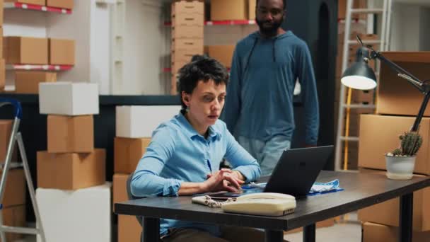 Små Virksomhedsejere Bruger Laptop Til Gøre Forsendelse Logistik Arbejde Forberede – Stock-video