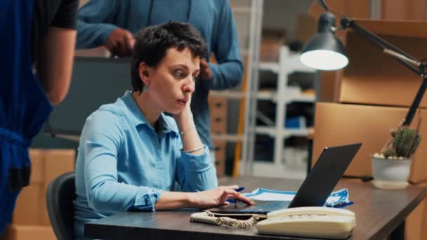 Employees Team Planning Storage Shipment Laptop Shipping Merchandise Order Doing — Stock Video