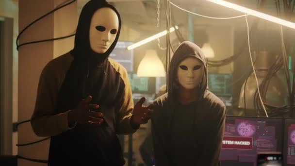 Cybercriminelen Met Anonieme Maskers Die Video Uitzenden Een Bedreiging Vormen — Stockvideo