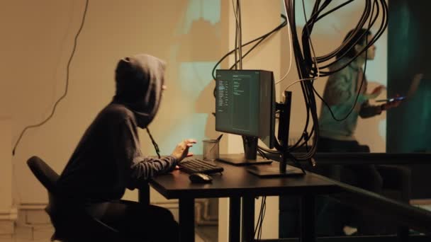 Vrouwelijke Hacker Plegen Cyberaanval Server Firewall Toegang Krijgen Tot Overheidsinformatie — Stockvideo