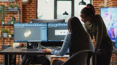 Çeşitli mühendisler, klemp ürünü geliştirmek için fikir üreten, kaba yazılımla mekanik prototip yaratmak için takım çalışması yapan beyin fırtınası yapan meslektaşlar. Üretim endüstrisinde çalışan genç teknisyenler.