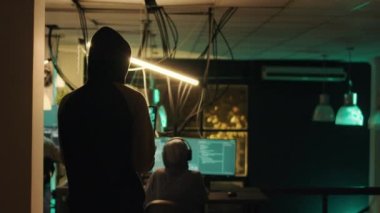 Değerli verileri çalmak ve fidye almak için hükümet ağını hackleyen iki kişi yazılımı kırmak için Truva virüsü yerleştiriyor. Kriptolama konseptini kullanan hırsızlar takımı, hacktivizm.