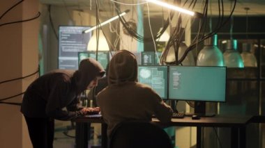 Bilgisayar ağında yasadışı faaliyetler yapmak için Dark Web ile çalışan siber suçlular, yasal erişim olmadan bilgi çalmaya çalışıyorlar. Hacktivizm için sunucuya giren insanlar. Üçayak atışı.