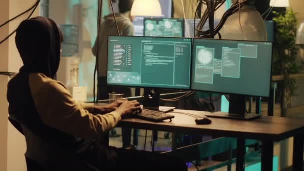 Hacker Misterioso Invadindo Sistema Com Vírus Trojan Ganhando Acesso Rede — Vídeo de Stock
