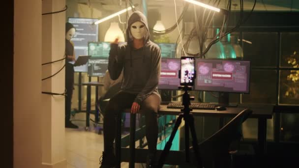 Perigoso Mascarado Adulto Transmissão Hacktivism Vídeo Para Receber Resgate Roubar — Vídeo de Stock