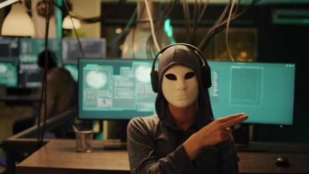 Hacker Anônimo Com Máscara Usando Holograma Para Hackear Servidor Computador — Vídeo de Stock