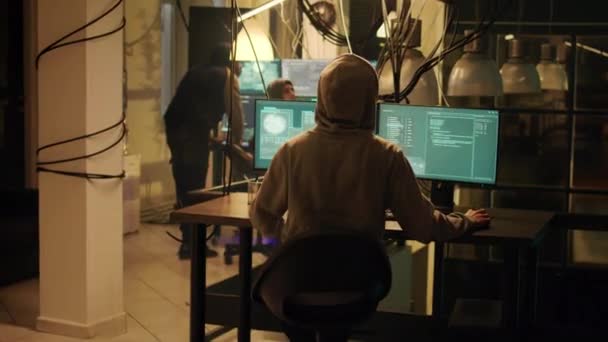 Gevaarlijke Hackers Die Bang Zijn Voor Politielichten Wetshandhavingssignalen Riskeren Betrapt — Stockvideo