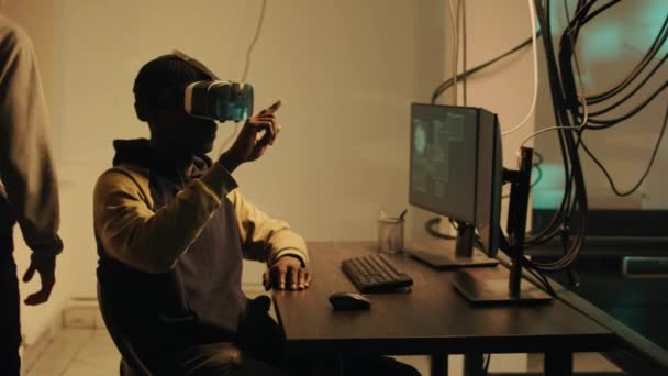 Afrykański Amerykanin Hakujący System Komputerowy Okularami Wykorzystujący Wirtualną Rzeczywistość Nielegalnego — Wideo stockowe