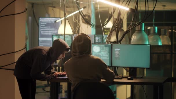 Cybercriminelen Werken Samen Met Dark Web Illegale Activiteiten Doen Computernetwerk — Stockvideo