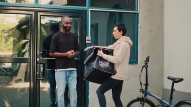 Afro-amerikan müşteri, kurye siparişlerinin ön kapıya yanlış teslimat için gelmediğini söylüyor. Restoran yemek paketi sorunundan memnun olmayan biri..