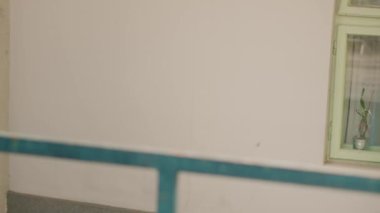 Kadın taşıyıcı, düşen pizza kutularını yakalamaya çalışıyor. Fast food dağıtım yemeğini düşürdükten sonra korkmuş ve müşterinin kapısından kaçıyormuş gibi yapıyor. Kötü hizmet veren yemek kuryesi. El kamerasıyla..