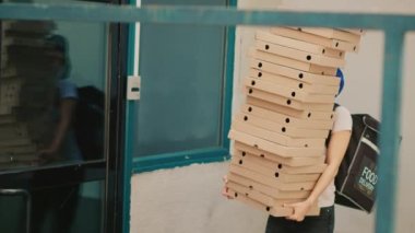 Fast food kuryesi pizza kutularını binanın dışına bırakıyor, beceriksiz servis elemanı sendeliyor ve korkup kaçıyor. Kötü teslimat servisi, düşen paketleri olan pizzacı. El kamerasıyla..