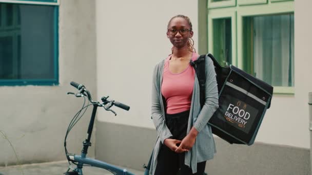 Afro Amerikan Teslimat Çalışanı Yemek Siparişleriyle Birlikte Sırt Çantası Taşıyor — Stok video