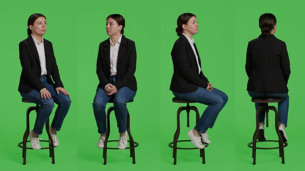 公司员工坐在椅子上等摄像头 全身绿屏背景 穿着正装的年轻女商人等着 坐着准备迎接 绿色的背景 — 图库照片