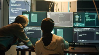 Çeşitli suçlular kötü amaçlı yazılımla güvenlik sunucusunu hackliyor, gece geç saatlerde siber zorbalık üzerinde çalışıyor. Bilgisayar korsanları bilgi çalıyor, değerli verileri çalıyor, güvenlik duvarı şifresini kırıyor..