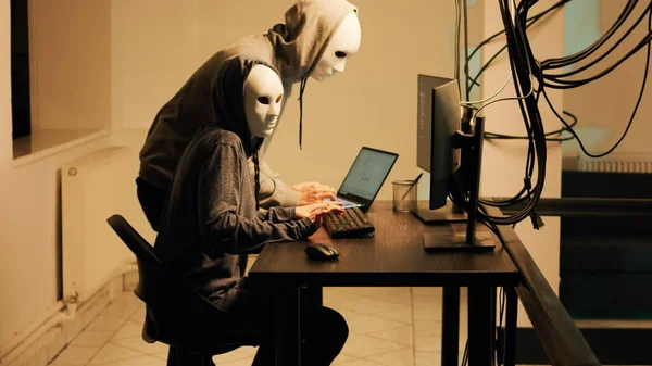 Beyaz Maskeli Hackerlar Doğrudan Hükümet Sisteminden Şifreleri Çalmak Için Şebekeyi — Stok fotoğraf