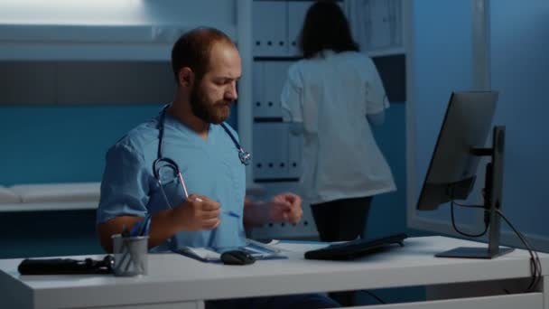 Läkarassistent Som Analyserar Patientens Lungor Röntgen Skriva Medicinsk Expertis Datorn — Stockvideo