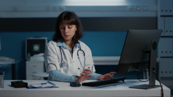 Specialist Doctor Standing Desk Hospital Office Working Hours Medical Report — Vídeos de Stock