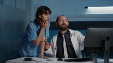 Tıp asistanı hastane muayenesi sırasında doktor tarafından uygunsuz bir şekilde dokunulurken saatlerce çalışıyor. Hemşire fiziksel tacizden muzdarip.