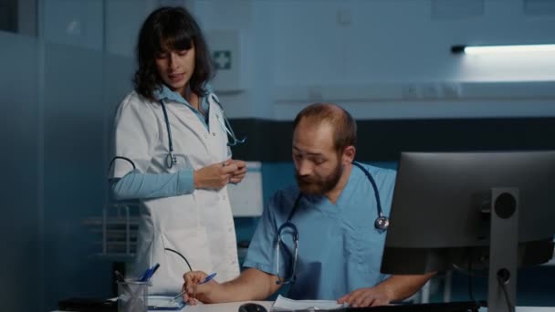 Medizinisches Team Analysiert Krankmeldungen Von Patienten Computer Während Sie Stundenlang — Stockvideo
