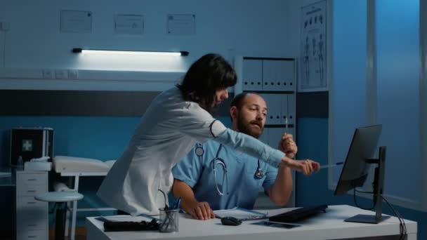 Praticante Enfermeiro Olhando Para Experiência Doença Paciente Computador Discutindo Sintomas — Vídeo de Stock