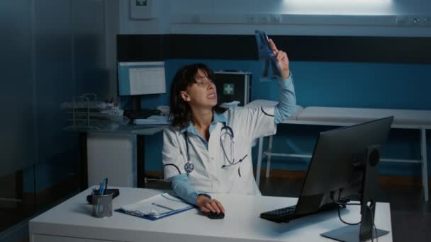 Arzt Mit Röntgenuntersuchungen Der Lungen Expertise Typisierung Medizinischer Bericht Auf — Stockvideo