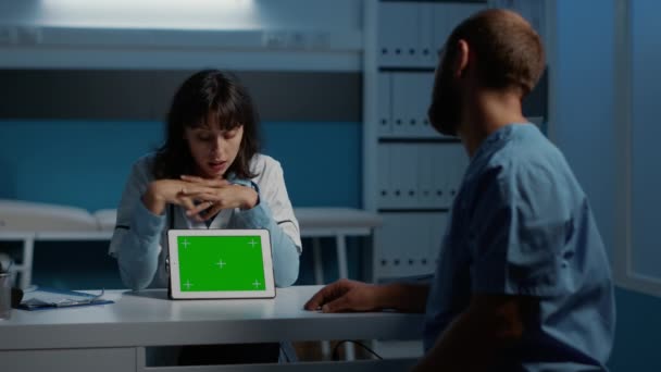 Doctor Showing Medical Report Physician Nurse Using Tablet Computer Green — Vídeo de stock