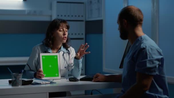 Zdravotník Drží Tablet Počítač Ukazuje Zelenou Obrazovku Chroma Displej Zároveň — Stock video