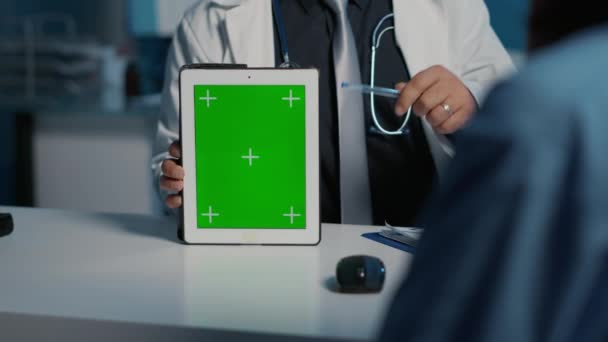 Médecin Praticien Tenant Ordinateur Tablette Pointant Vers Écran Vert Chroma — Video