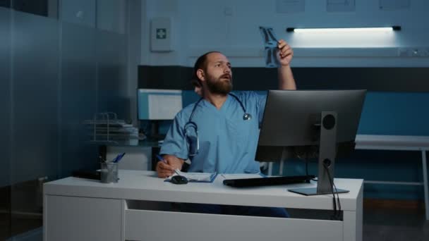 Homme Infirmier Analysant Radiographie Pulmonaire Patient Dactylographiant Rapport Médical Sur — Video