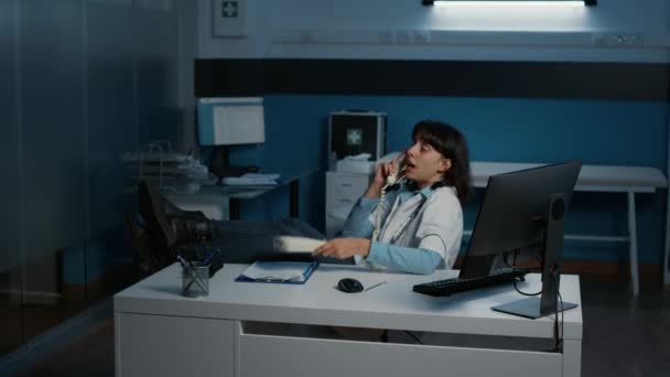 Dokter Medis Berbicara Telepon Rumah Dengan Teman Jauh Selama Shift — Stok Video