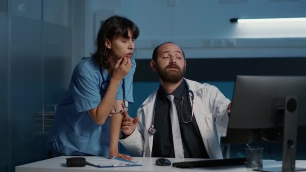 Asystent Medyczny Pracujący Godzinami Niewłaściwie Dotykany Przez Lekarza Podczas Wizyty — Wideo stockowe