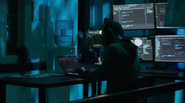 Yazılım mühendisi gece geç saatlerde esniyor ve yorgun hissediyor, yapay zekayla bulut hesaplaması üzerinde çalışıyor. Kodlayıcı uykuya dalıyor ve işte yoruluyor, programlama kodu.