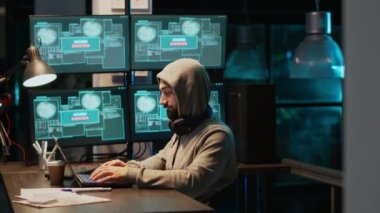 Veri tabanı ağını kırmaya çalışan genç dolandırıcı virüs kullanarak kötü amaçlı yazılımı etkinleştirmeye ve bilişim verilerini çalmaya çalışıyor. Siber saldırı için birden fazla monitör ve sunucu sistemiyle çalışmak, başlık takmak.