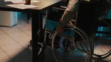 Uygulama programlama üzerinde çalışan, dizüstü bilgisayar ve çoklu ekran kullanan bir yazılım geliştiricisi. Tekerlekli sandalyede yeni kullanıcı arayüzü geliştiren kronik engelli bir erkek bilişim programcısı.