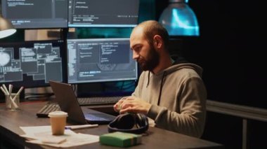 Web geliştiricisi ofisteki kutudan vitamin haplarını alıp gece geç saatlere kadar çalışıyor. İlaç ilaçları kullanarak, terminal penceresinde bulut hesaplama uygulaması programlanıyor.