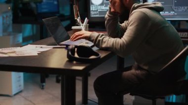 Uygulama geliştiricisi ofis işinde yorgun ve yorgun hissediyor. Html kodu üzerinde çalışırken uyuyakalıyor. Yorgun ve uykulu bir adam gece geç saatte tükeniyor ve esniyor, güvenlik sunucusu kodluyor..