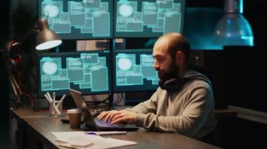 Bilgiyi yok etmek için sunucuyu hackleyen siber dolandırıcı bilgisayar ve birden fazla ekranla kurumsal veri ağına sızıyor. Veritabanını hacklemeye ve sistem verilerini çalmaya çalışıyorum, siber saldırı.