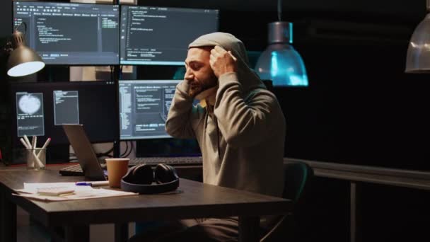 Μηχανικός Λογισμικού Φορώντας Αυχενικό Κολάρο Στο Γραφείο Πληκτρολογώντας Κώδικα Διακομιστή — Αρχείο Βίντεο