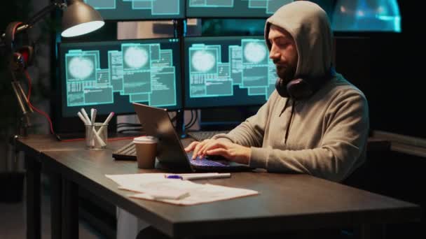男性罪犯试图破坏数据库服务器 利用病毒激活恶意软件并窃取It数据 与多个监视器和黑客攻击网络系统一起工作 头戴头罩 — 图库视频影像