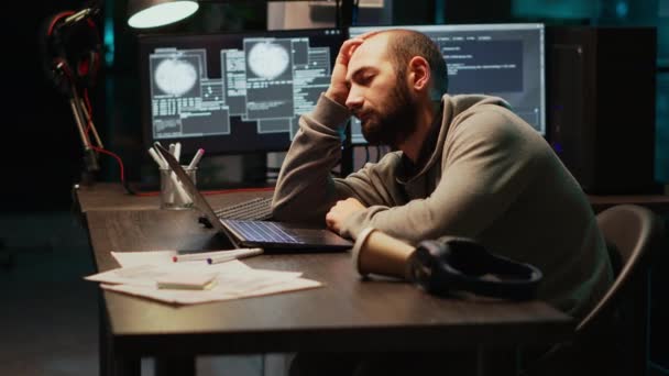 App Engineer Sleeping Desk Being Drained Trying Work Artificial Intelligence — Vídeo de stock