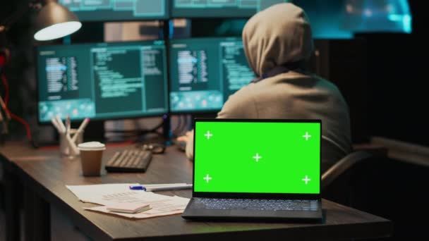 年轻的数据小偷利用绿屏入侵It服务器 在多个监视器上进行编码和编程 使Pc恶意软件带有病毒 具有分离的色键显示和空白复制空间 — 图库视频影像